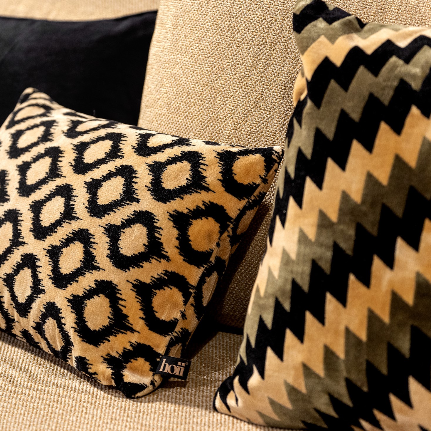 LEONARDO | Cushion | 30x50 cm Raven | Black | Hoii | With luxury inner cushion