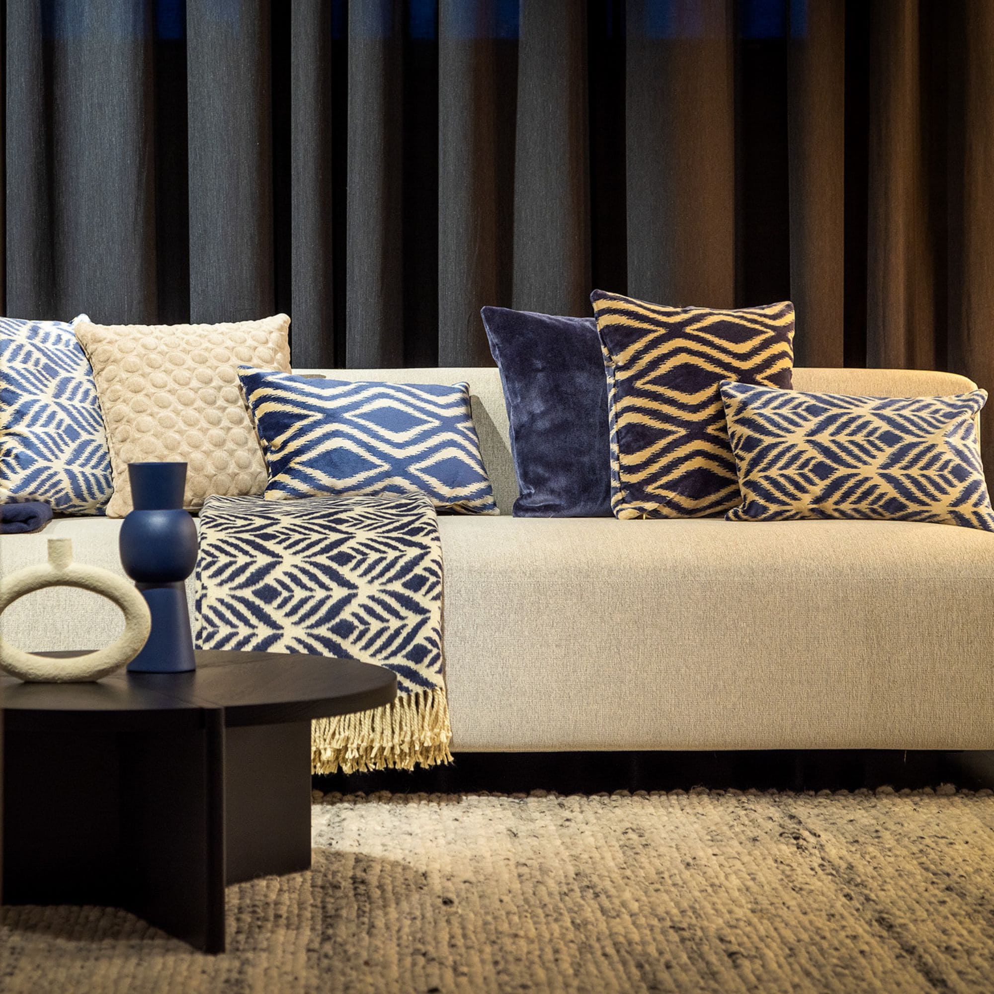 AMORA | Dekokissen 30x50 cm | Insignia Blue | Blau | Hoii | mit haltbarer kissenfüllung