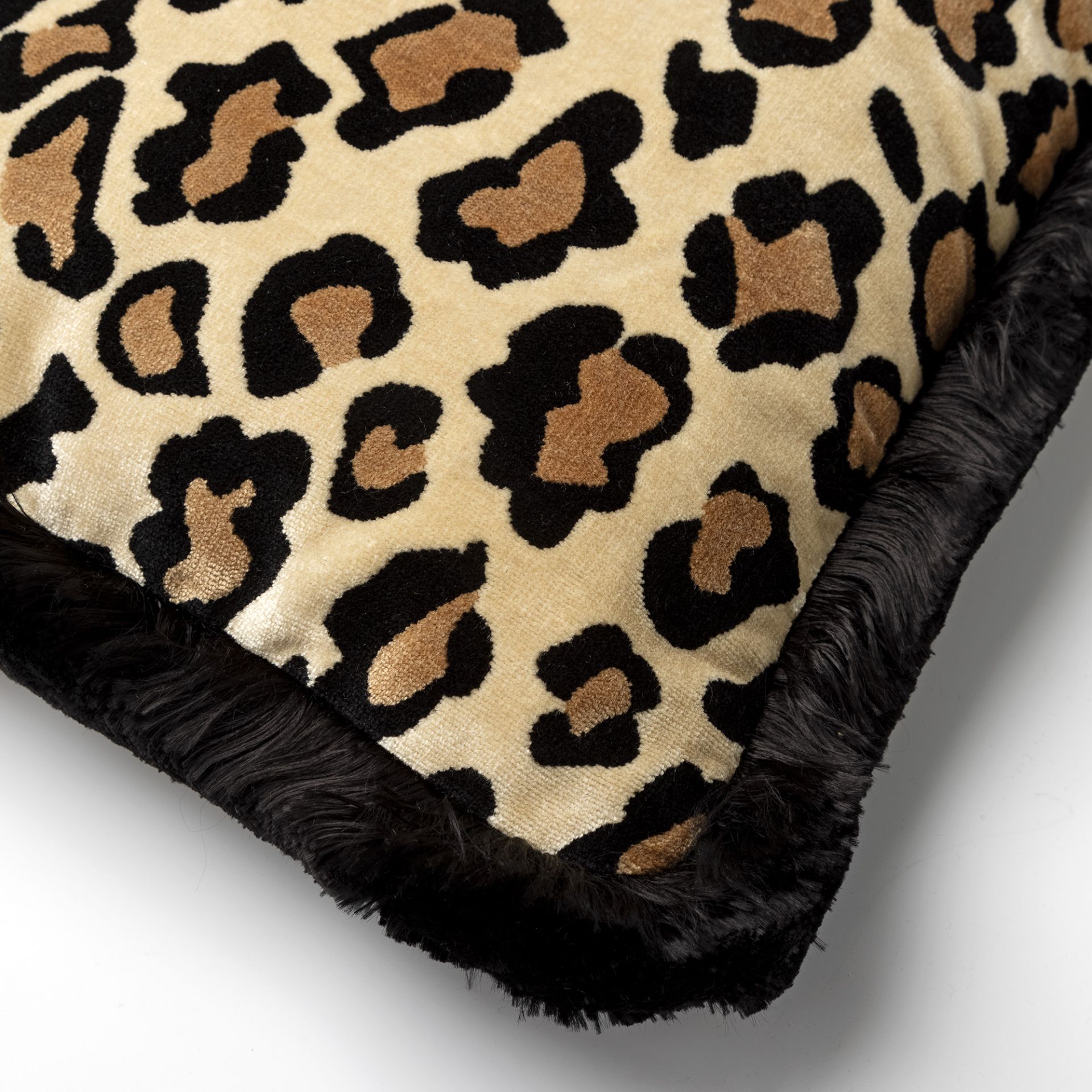 Details panter patroon kussen in de kleur beige