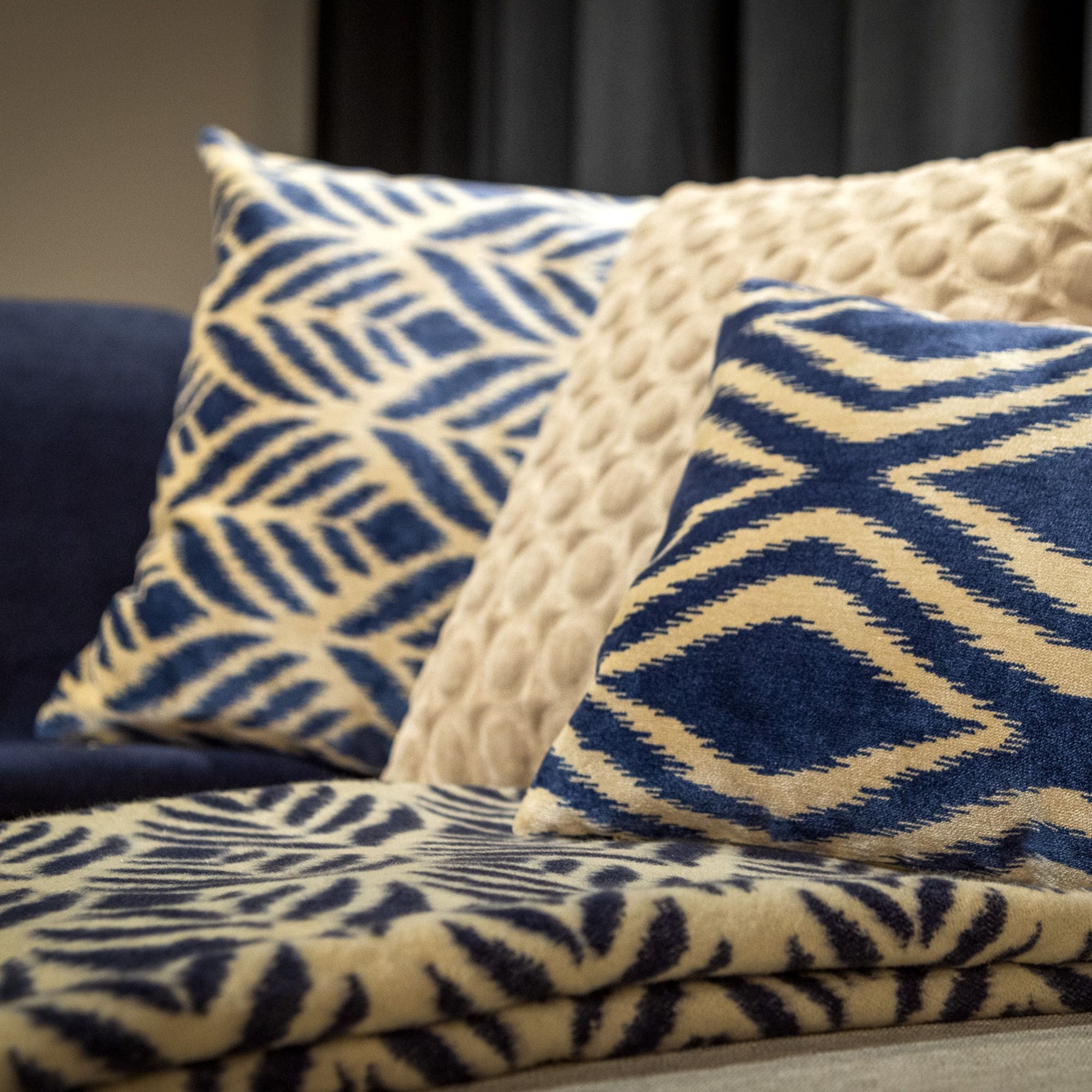 AMORA | Coussin 45x45 cm | Insignia Blue | Bleu | Hoii | avec rembourrage durable