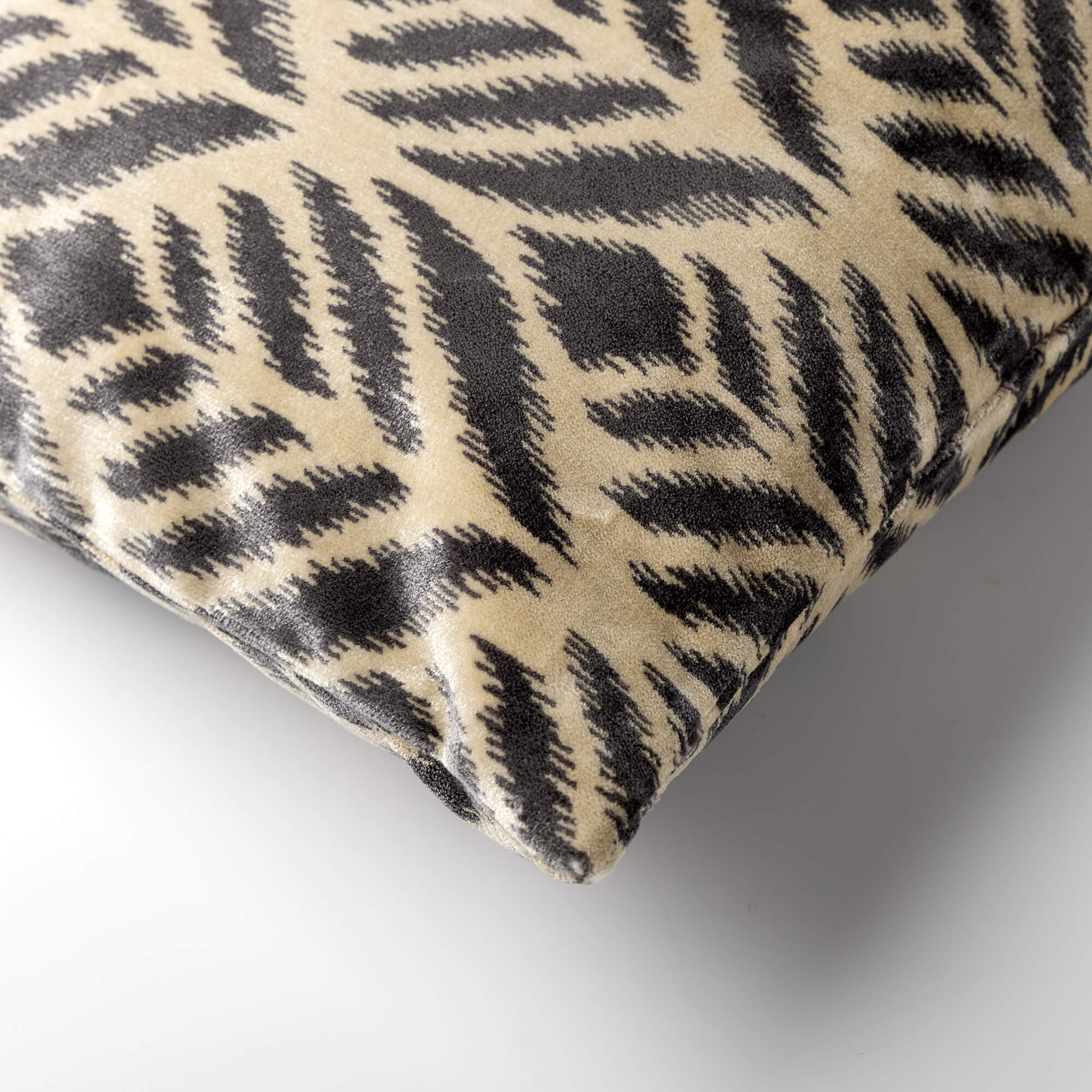 ALEXA | Sierkussen 45x45 cm | Charcoal Gray | Antraciet | Hoii | met duurzame kussenvulling