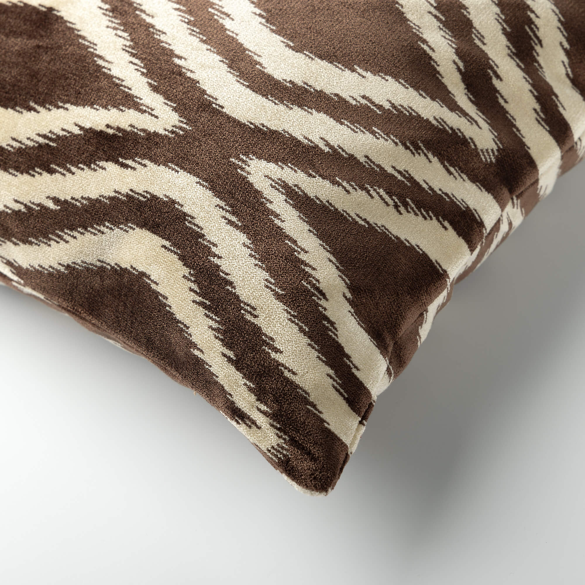 AMORA | Sierkussen 45x45 cm | Chocolate Martini | Bruin | Hoii | met duurzame kussenvulling