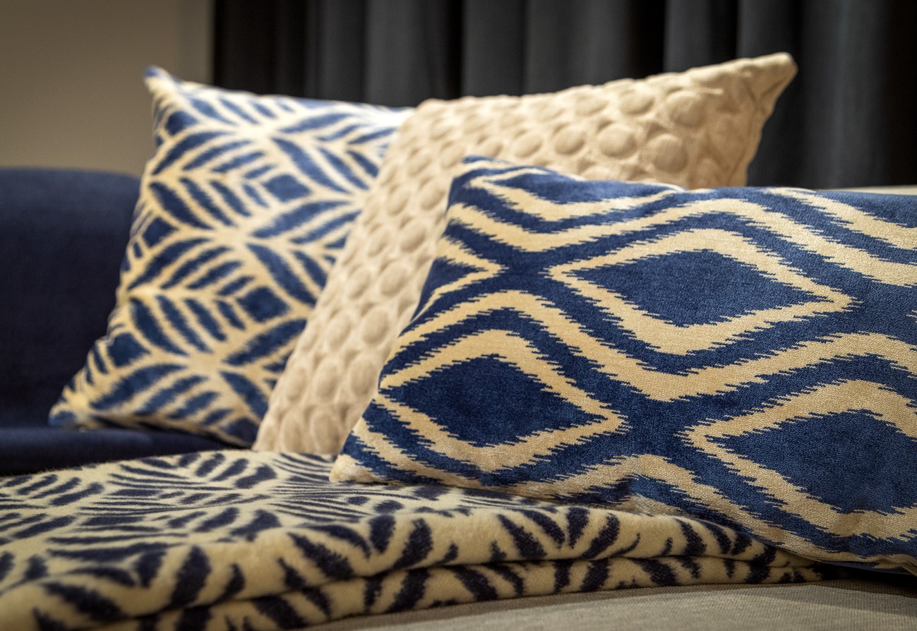 AMORA | Sierkussen 30x50 cm | Insignia Blue | Blauw | Hoii | met duurzame kussenvulling