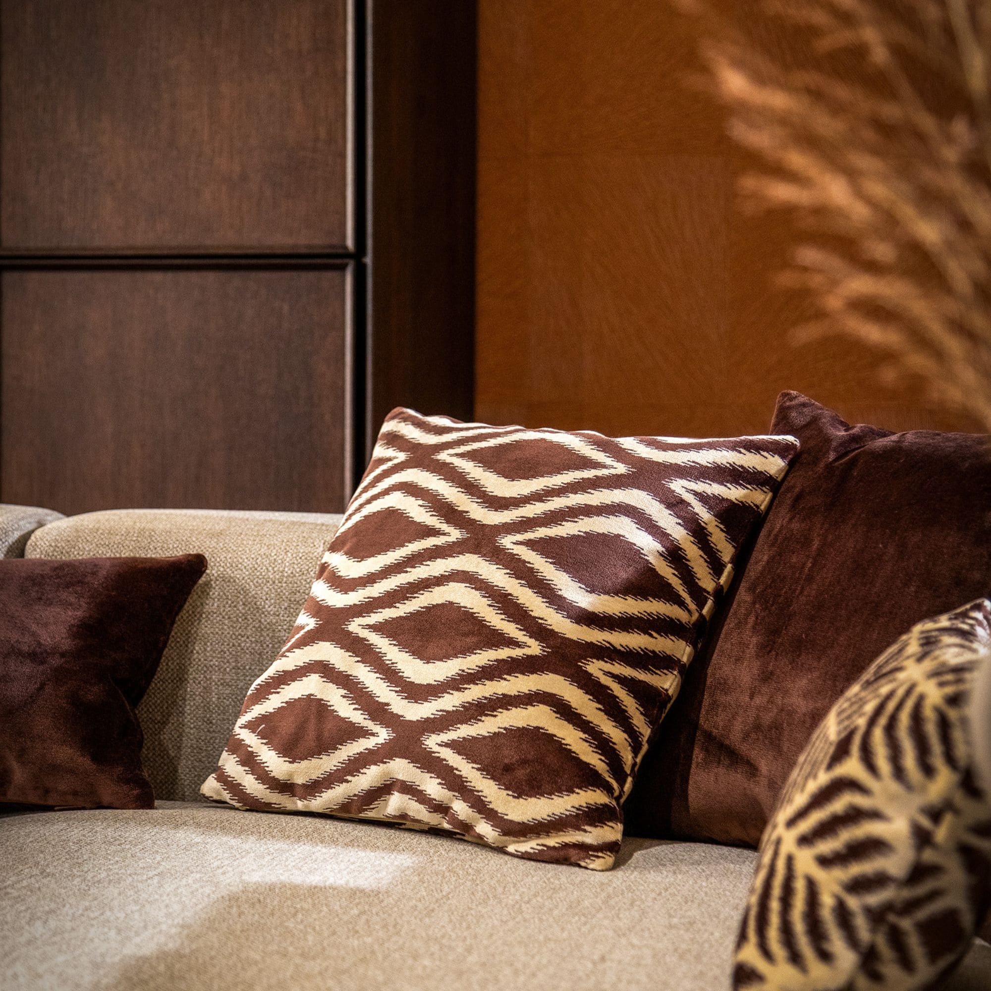 AMORA | Coussin 45x45 cm | Chocolate Martini | Marron | Hoii | avec rembourrage durable