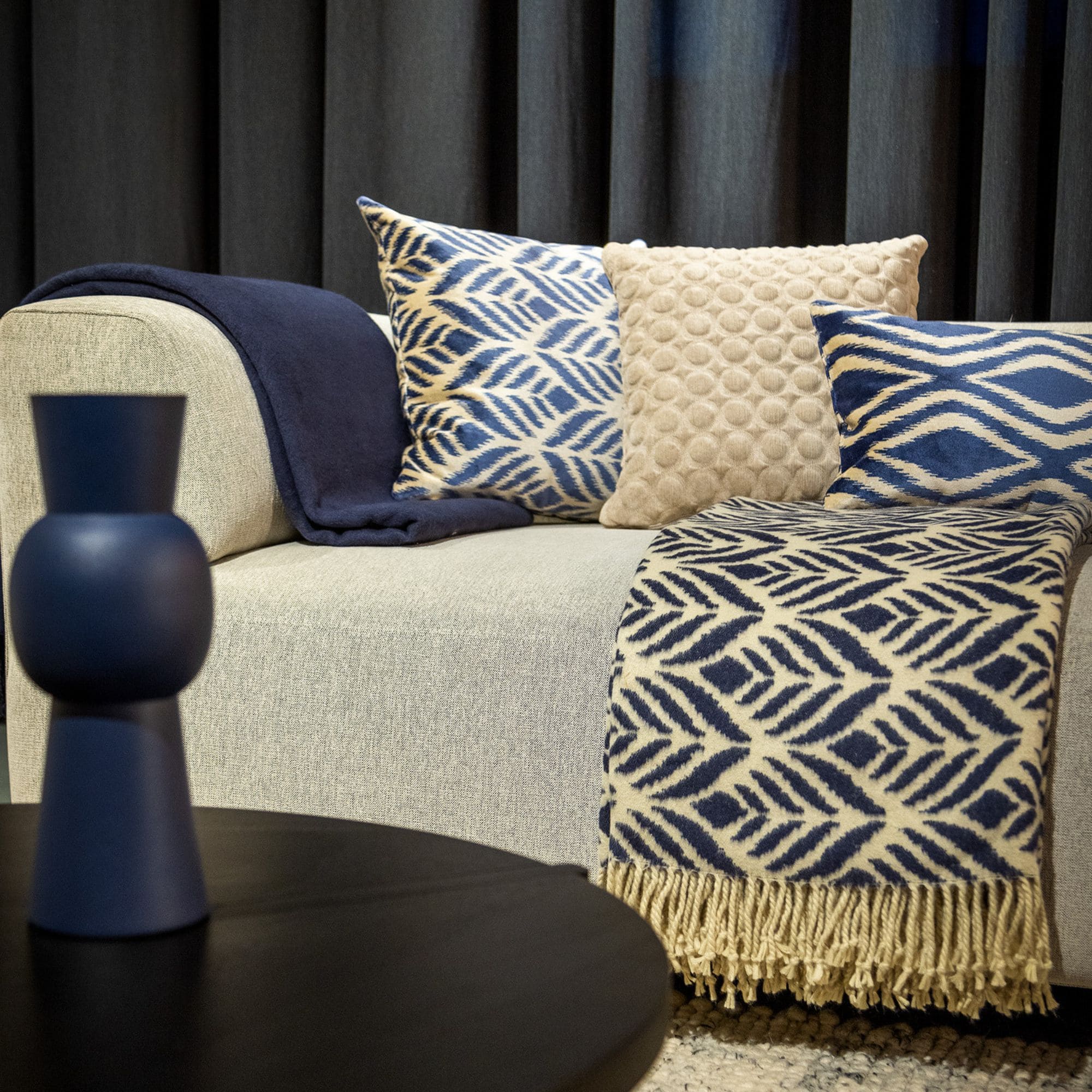 AMORA | Coussin 45x45 cm | Insignia Blue | Bleu | Hoii | avec rembourrage durable