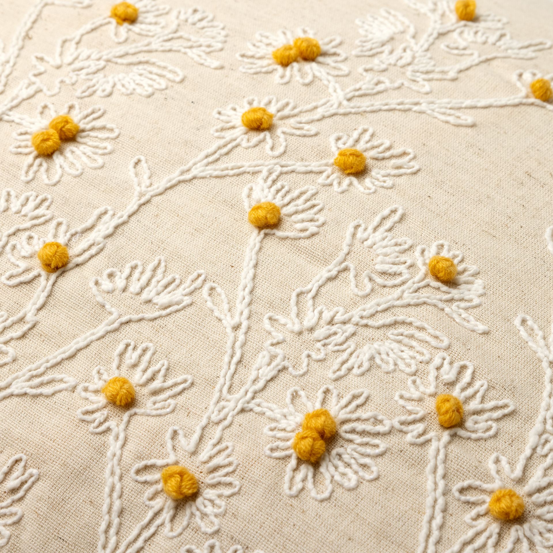 Detail foto van sierkussen Camilla met daisy bloemenprint in voelbare details