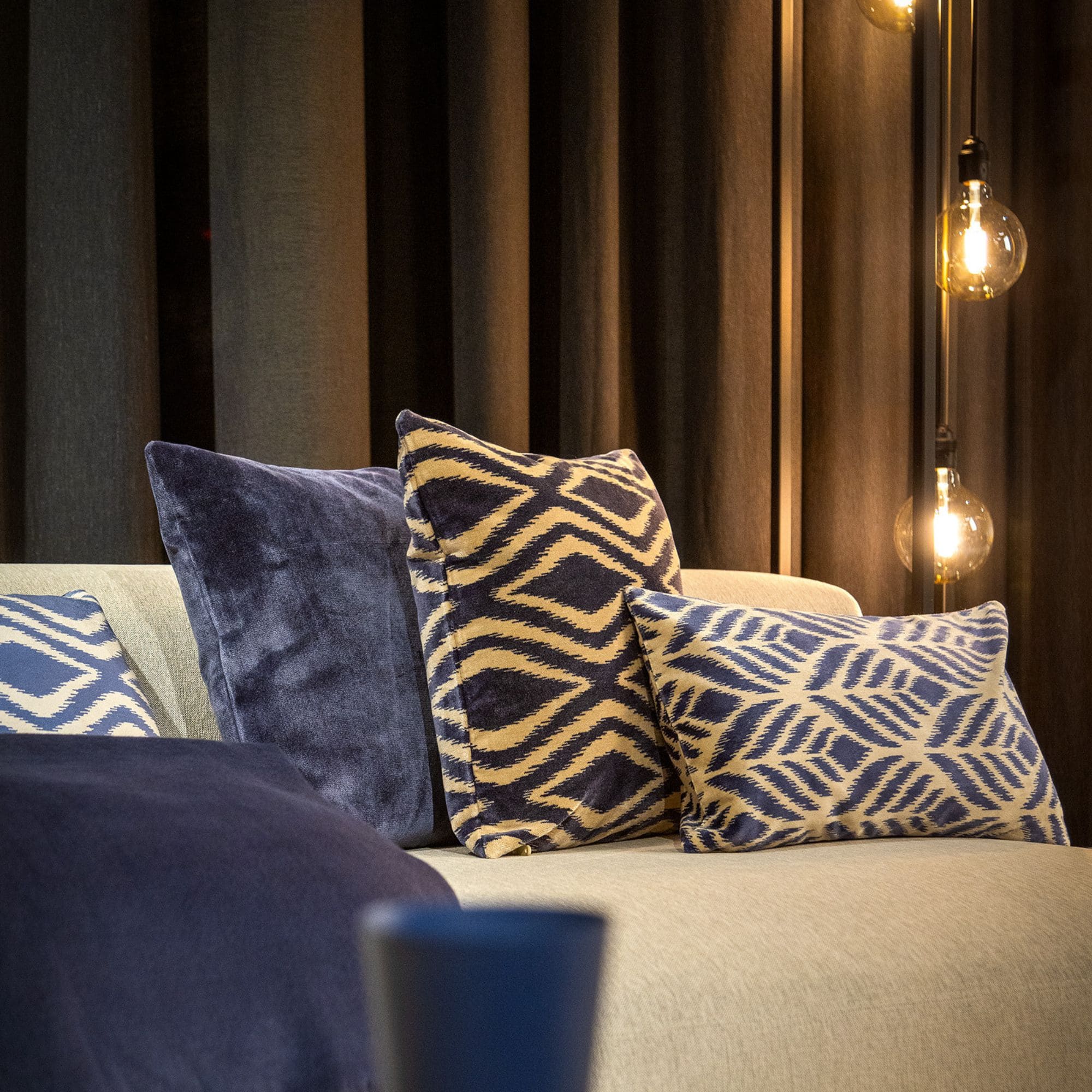 AMORA | Coussin 45x45 cm | Insignia Blue | Bleu | Hoii | avec rembourrage durable