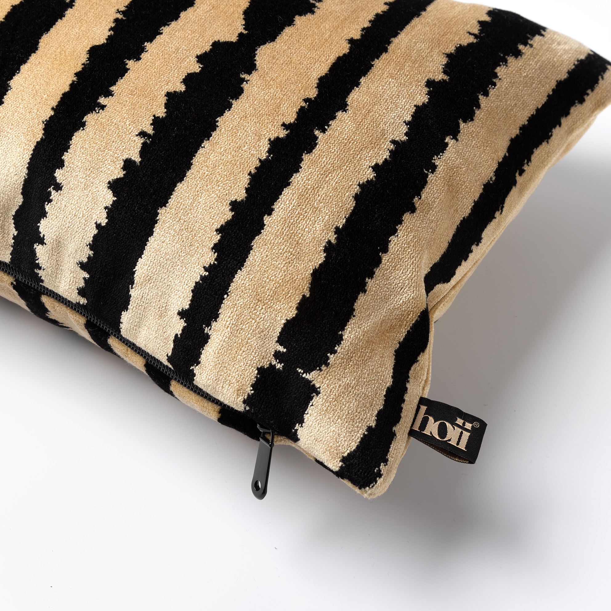 LORENZO | Cushion | 30x50 cm Raven | Black | Velvet | Hoii |With luxury inner cushion