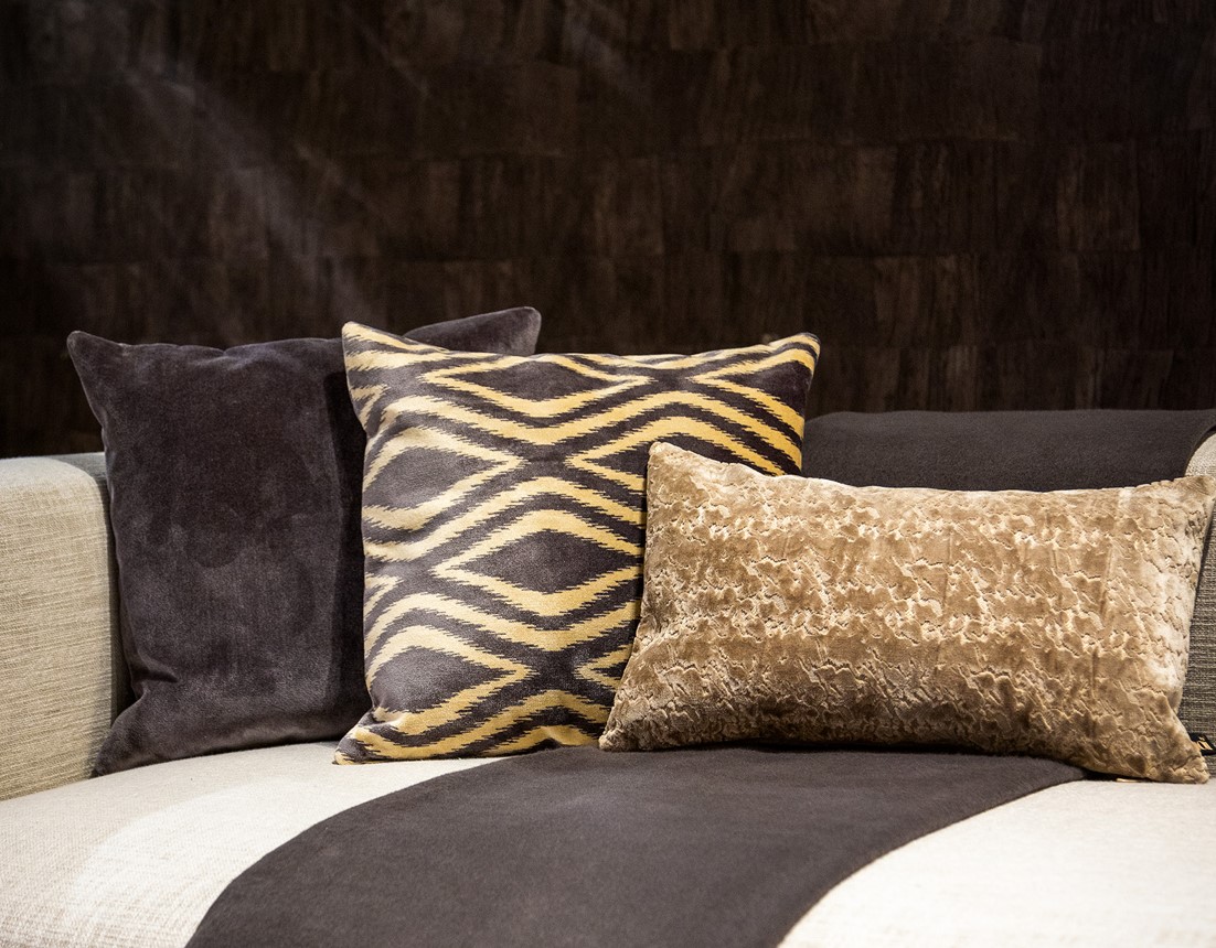 AMORA | Sierkussen 45x45 cm | Charcoal Gray | Antraciet | Hoii | met duurzame kussenvulling
