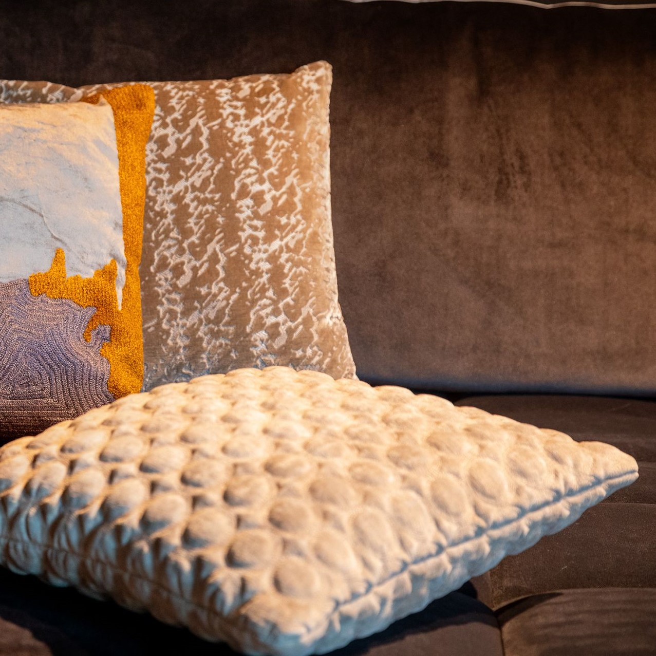 ADRIANE | Sierkussen 45x45 cm | Pumice Stone | Beige | Hoii | met duurzame kussenvulling