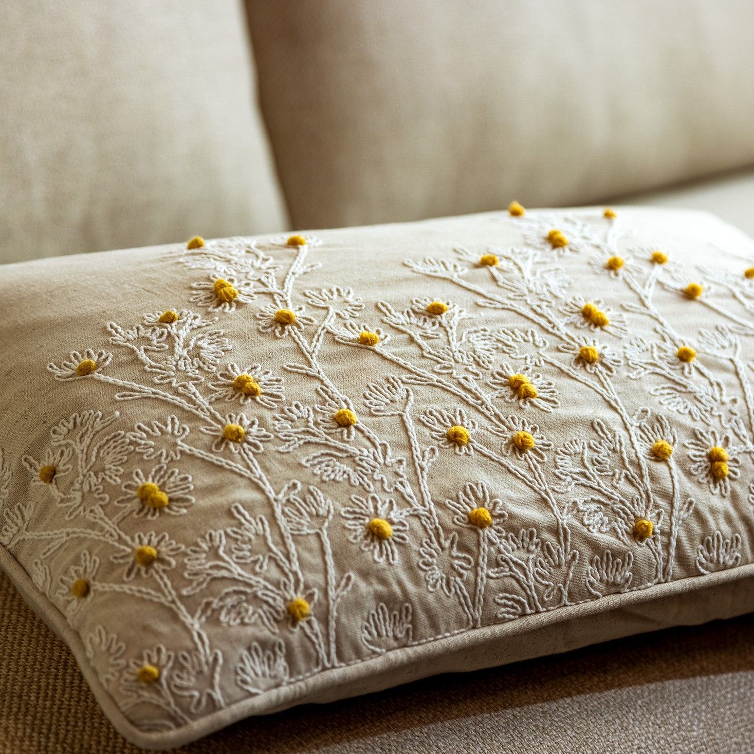 Sierkussen Camilla 40x60 cm beige met een bloemenprint in voelbare details