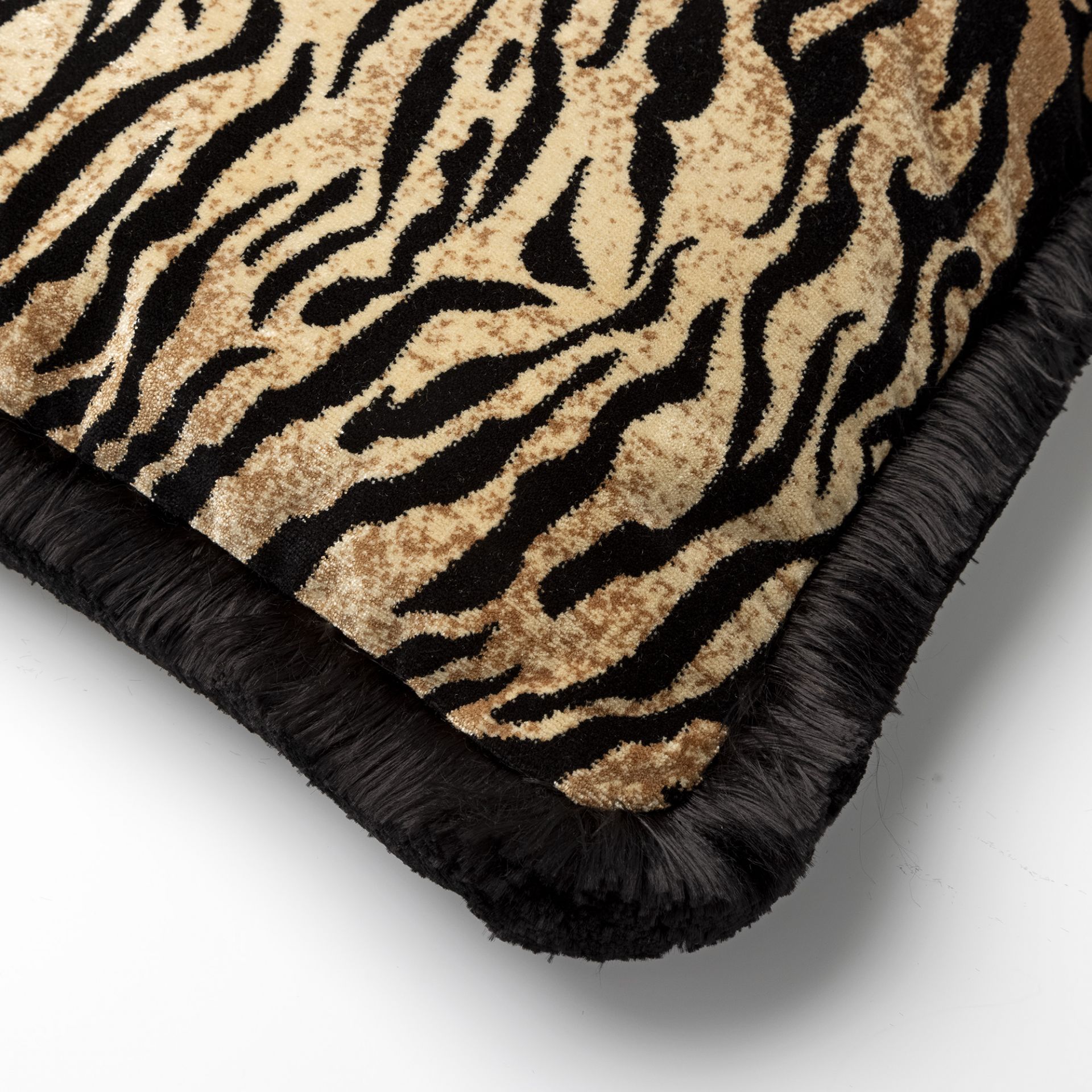 Details tijgerprint sierkussen met zwarte fringes 
