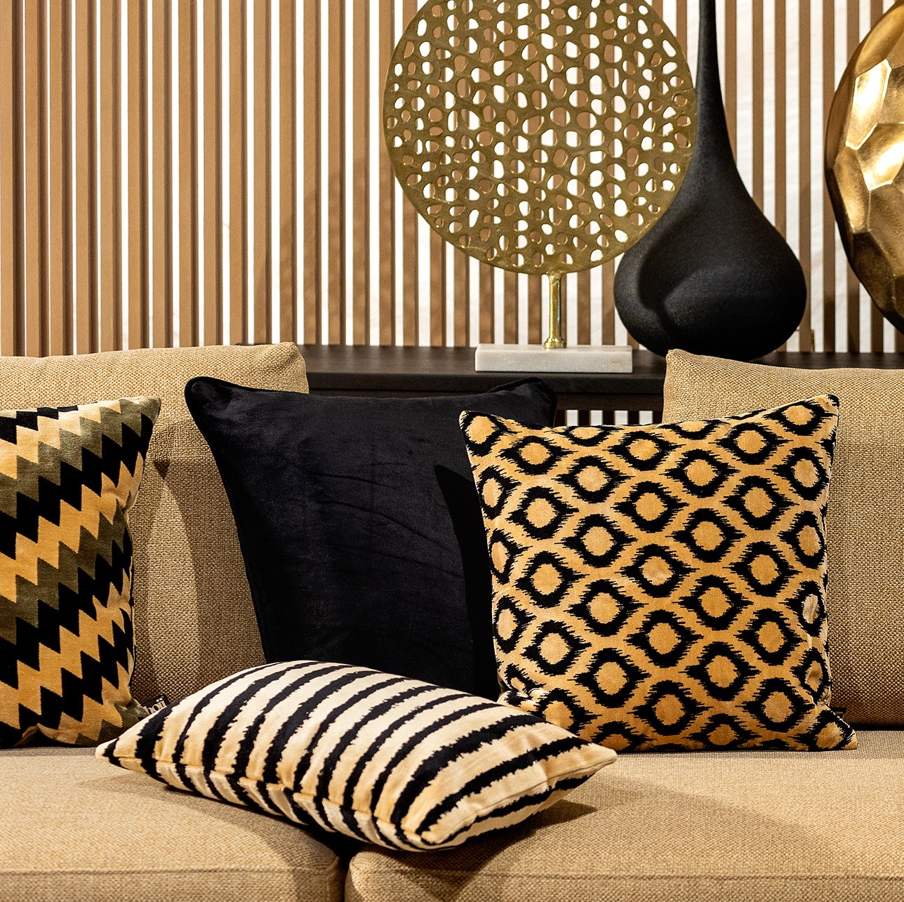 LORENZO | Cushion | 30x50 cm Raven | Black | Velvet | Hoii |With luxury inner cushion