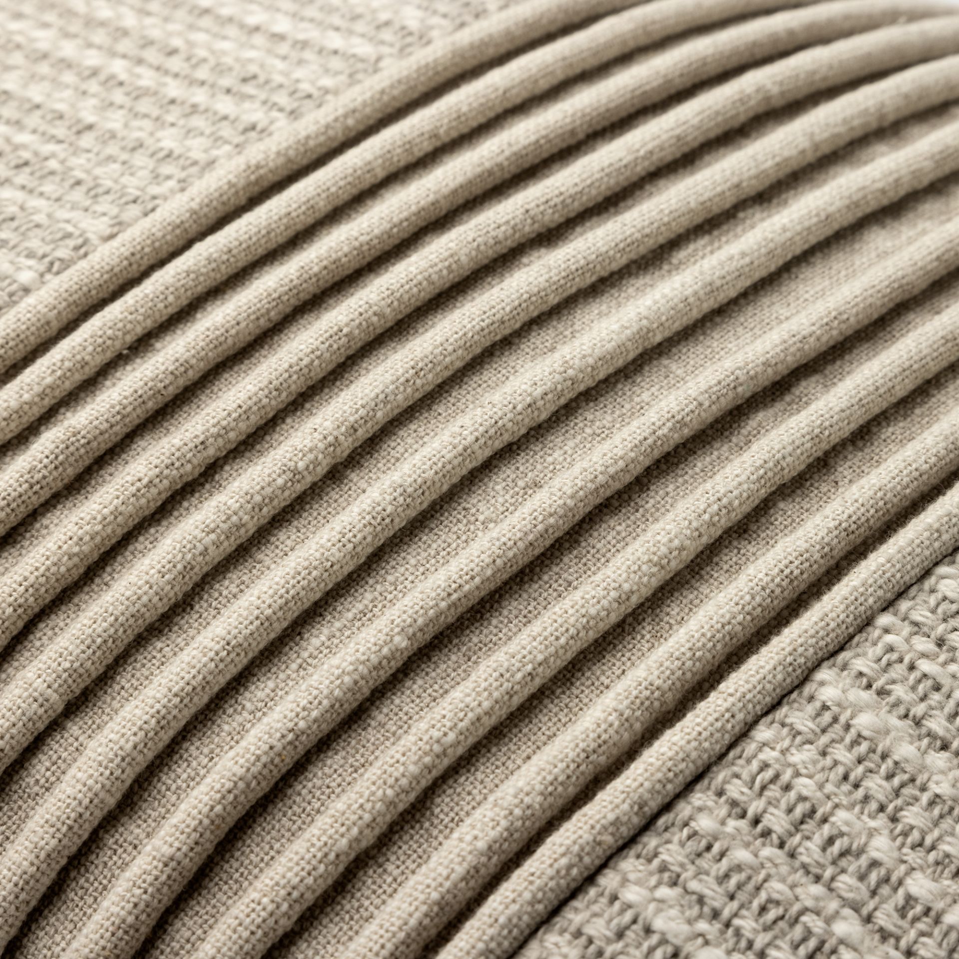 Details van sierkussen Laurence gestreept patroon beige