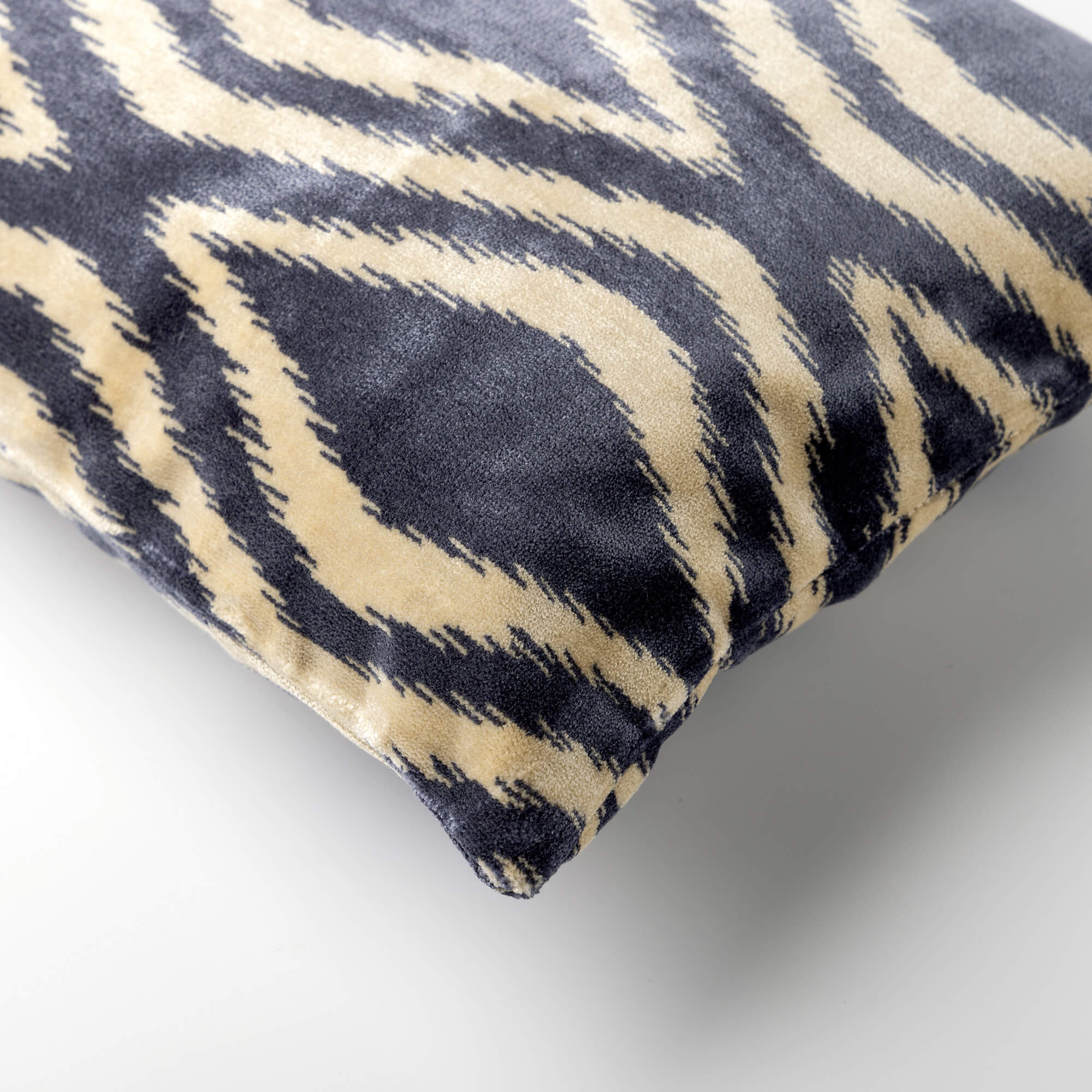 AMORA | Sierkussen 30x50 cm | Insignia Blue | Blauw | Hoii | met duurzame kussenvulling