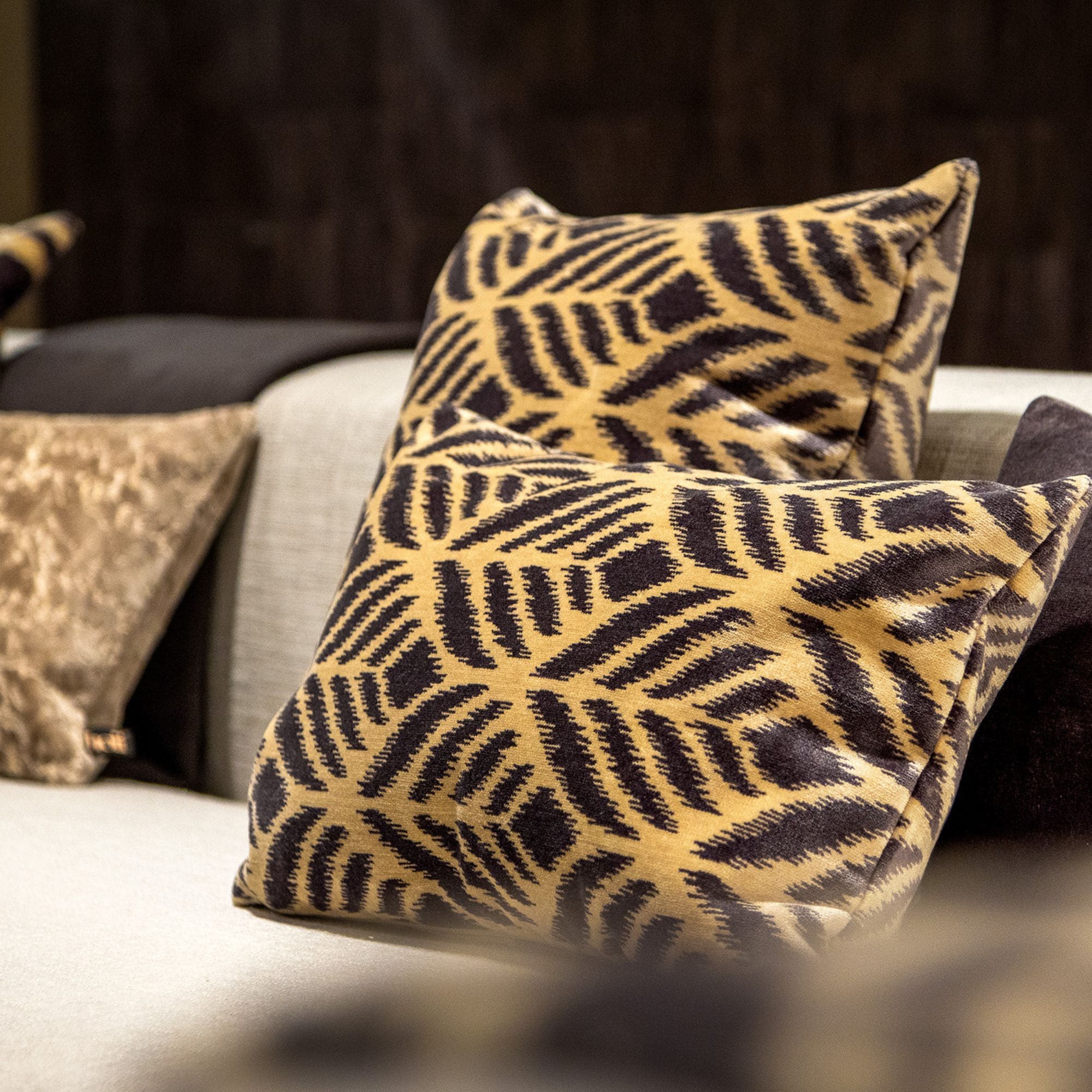 ALEXA | Coussin 45x45 cm | Charcoal Gray | Anthracite | Hoii | avec rembourrage durable